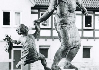 Karl-Henning Seemann: Mutter mit Kind und Puppe, Möckmühl