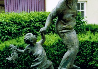Möckmühl: Mutter mit Kind und Puppe